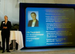 Uta Feuerstein bei einem Vortrag bei der IHK Mittelrhein